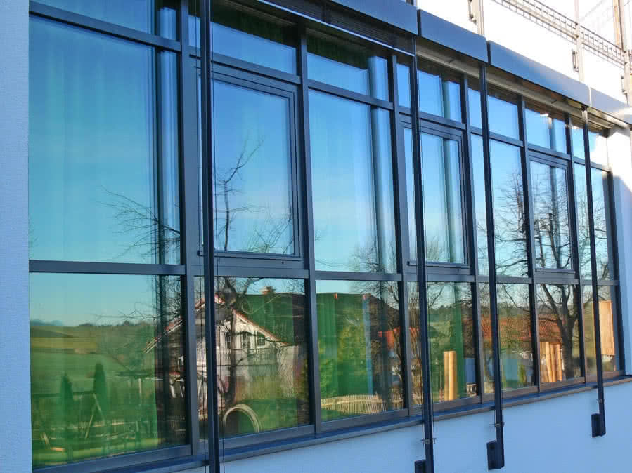 Fassade aus Stahlprofil mit Sonnenschutz