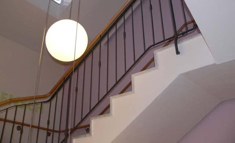 Treppengeländer mit Holzhanlauf in Mehrfamilienhaus